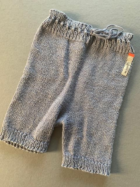 süsse Babyhose von MorMor Dk gestrickt in Gr 0-3 Monate