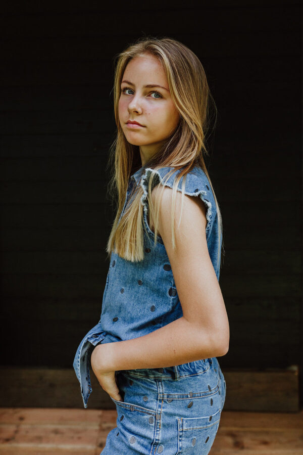 Little Hedonist light blue denim knotted sleeveless shirt with bleached stains. Sustainable kids fashion made from our best organic cotton denim. Superfashion for girls!