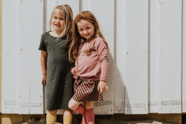 Little Hedonist organic pleated shorts with flowing cut and hidden pockets in geometrical pattern. Sustainable fashion for kids.