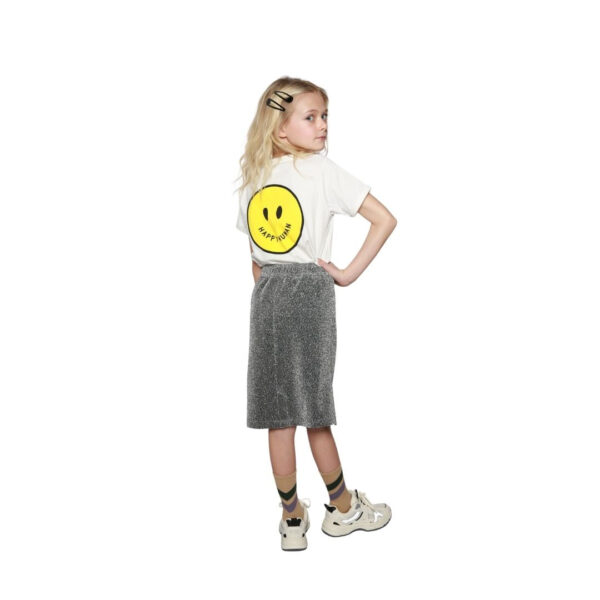 Mädchen mit T-Shirt in Off-White mit großen Smiley Rückprint. Smiley in gelb, im Mund steht "Happy Human"